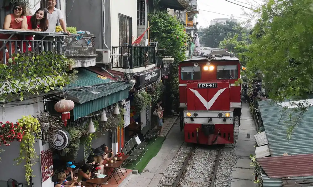 La Vista Del Tren Desde Una Tienda En El Otoño