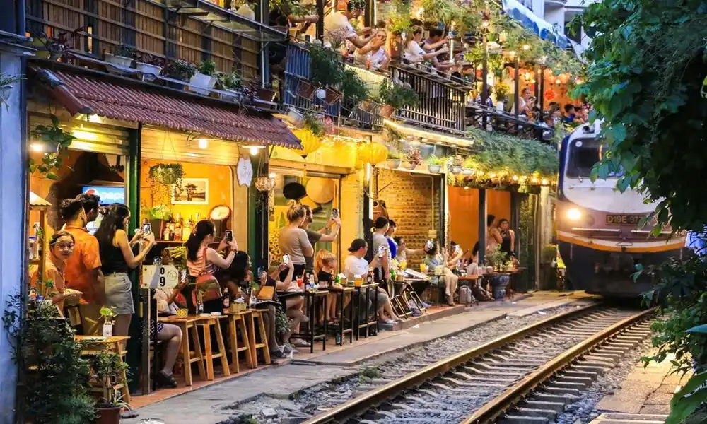 Los Turistas Se Emocionan Cuando Llega El Tren