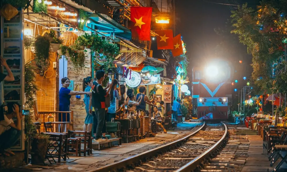 Los Turistas Visitando El Calle De Tren