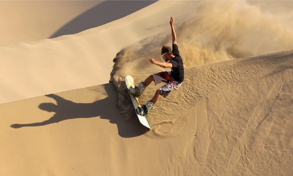 Sandboarding En Las Dunas De Arena.